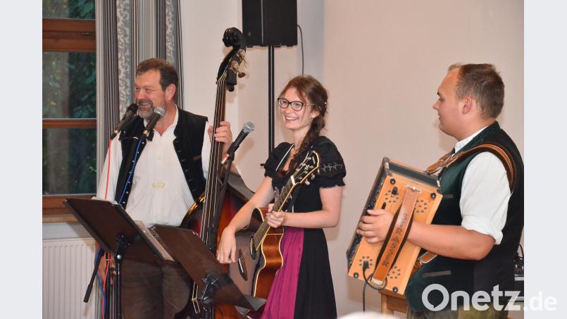 Reinhard Zilk, Marina Zilk und Philipp Bauriedl (von links) springen auf die Schnelle ein und sorgen bei der Serenade im Saal des Gemeindzentrums für ein ausgezeichnete Stimmung. fjo