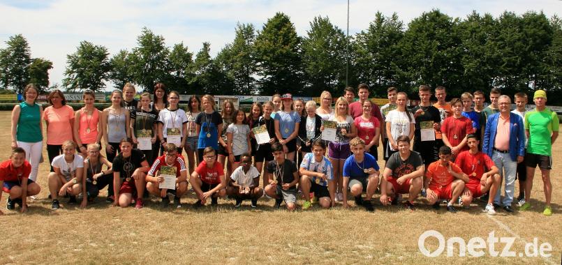 Strahlende Siegerlächeln, Medaillen und Urkunden waren der verdiente Lohn beim Kreissportfest der MIttelschulen in Wiesau, zu dem auch Schulrätin Martina Puff (links) gekommen war. Auch Bürgermeister Toni Dutz (3. von rechts) zeigte sich voller Lob. wro