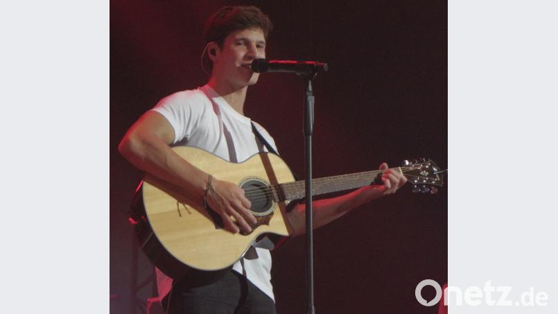 Über weite Strecken seines Konzerts schlägt er eher die leiseren Töne an, spielt dazu selber auch auf der Gitarre. Bild: Amann