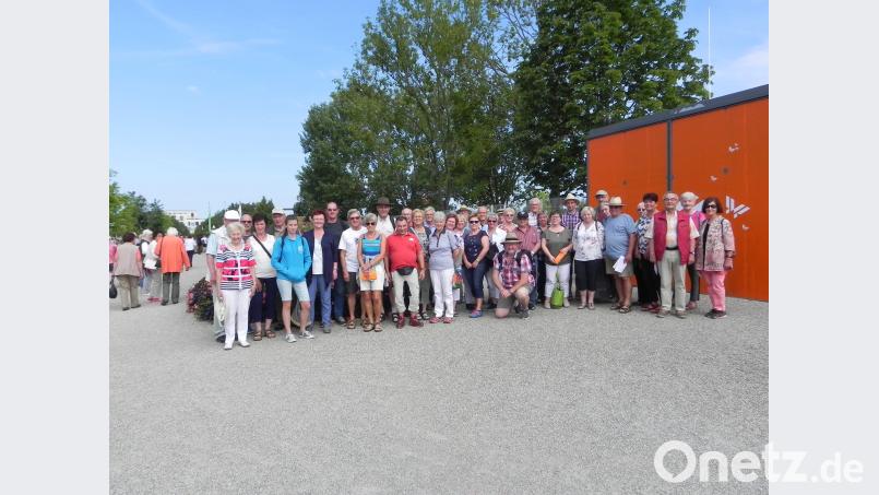 Teile der großen Reisegruppe, vorne in der Mitte kniend Vorsitzender und Organisator Klaus Schuster. exb