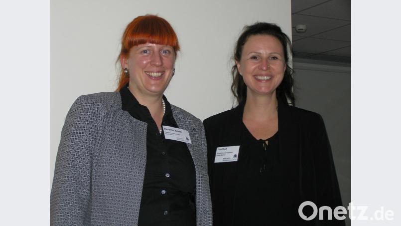 Gerontologin und Fachplanerin für Barrierefreiheit Kerstin Klein (links) vom Blindeninstitut Würzburg und ihre Kollegin Tina Reck sensibilisierten die Mitarbeiterinnen des Senioren-Servicehauses Neusorg im Rahmen des Präventionsprogramms „Gutes Sehen in Pflegeeinrichtungen“ über die besonderen Bedürfnisse sehbehinderter Heimbewohner und nahmen Augenüberprüfungen vor. öt