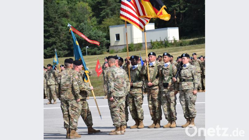 Mit der feierlichen Übergabe der Truppenfahne an Oberst Joseph E. Hilbert (Zweiter von links) besiegelte der kommandierende General 7ATC, Brigadegeneral Christopher C. LaNeve aus Grafenwöhr, den Kommandeurswechsel bei der US Army in Hohenfels. bö