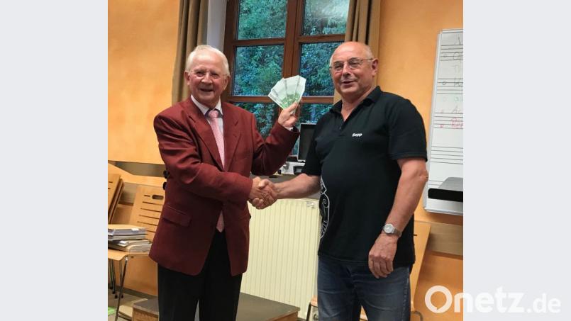 Vorsitzender Joseph Ferstl (rechts) freut sich zusammen mit den Musikerinnen und Musiker über die großzügige Spende von Josef Eimer (links). bph