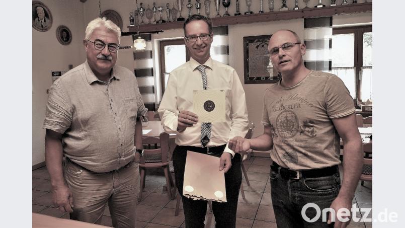 &quot;Da hab ich ja gut getroffen&quot;, freut sich Bürgermeister Rupert Troppmann (links) über sein Ergebnis beim Jubiläumsschießen. Notar Marcel Wollmann (Mitte) und Schützenmeister Norbert Schwarz (rechts) nehmen die Auswertung vor. arw
