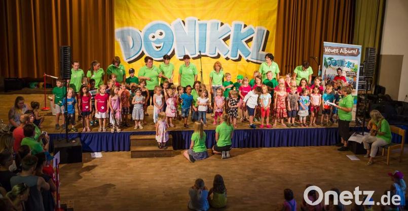 Der Kindergarten St. Wolfgang feierte im ausverkauften Josefshaus seinen 65. Geburtstag. Den Auftakt des Showprogramms bestritten die „SitaWokis“, die singenden, tanzenden Wolfgangskinder selber zusammen mit ihren Erzieherinnen. Vorne rechts sitzend (mit Gitarre): Einrichtungsleiterin Uta-Maria Kriegler. u
