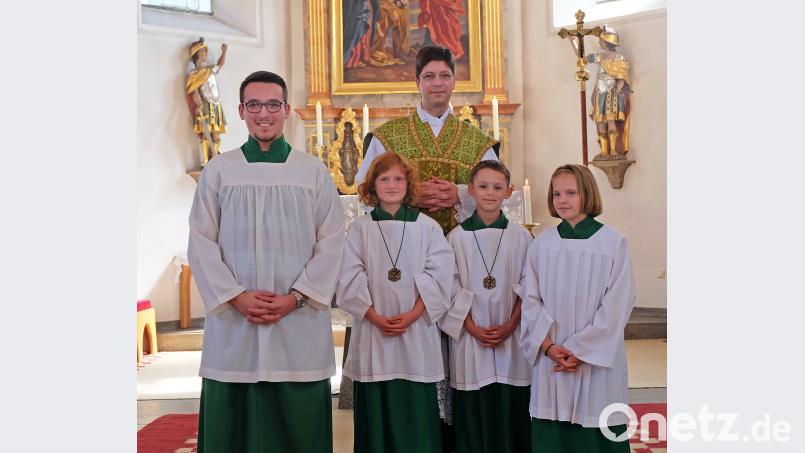 Katharina und Leon (vorne, Mitte) verstärken seit Sonntag die Flossenbürger Minis. Beim Gottesdienst sind sie in den Kreis aufgenommen worden. nm