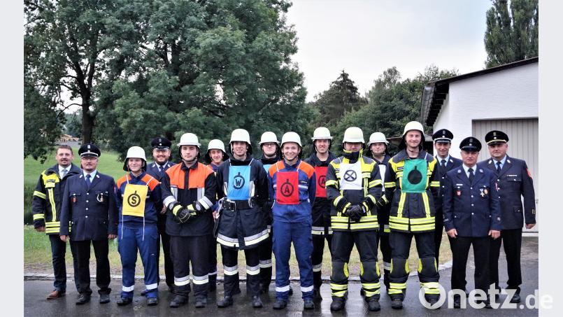 Kreisbrandinspektor Martin List, Siegfried Schell sowie Kreisbrandmeister Thomas Weidner (von rechts) prüfen die jungen Feuerwehrleute. arw