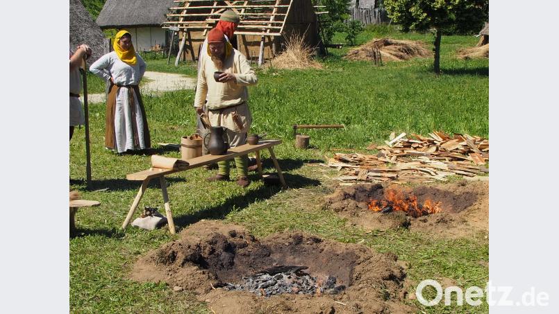 In der vorderen Grube gewinnt man hier gerade Pech, in der hinteren brennt man Keramik. Harald Mohr