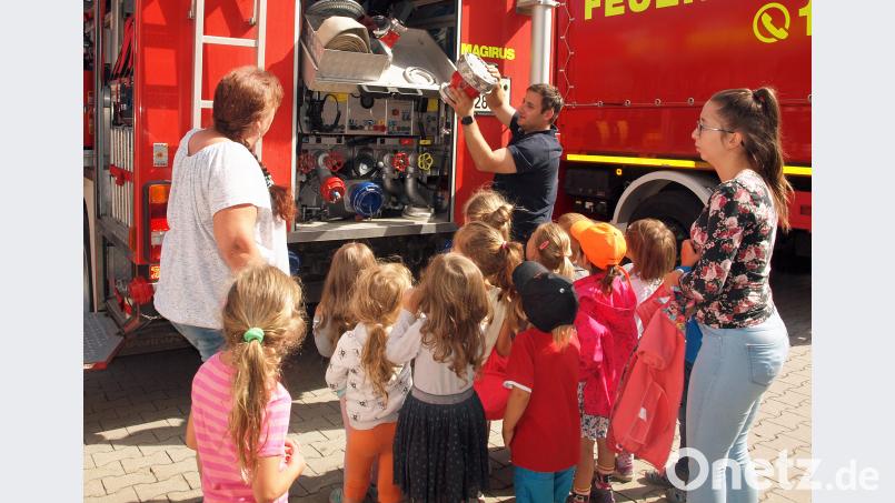 Gespannt saugen die Kinder die Eindrücke des Tages auf. Erstaunlich, was so alles in einem Feuerwehrauto zu finden ist. sön