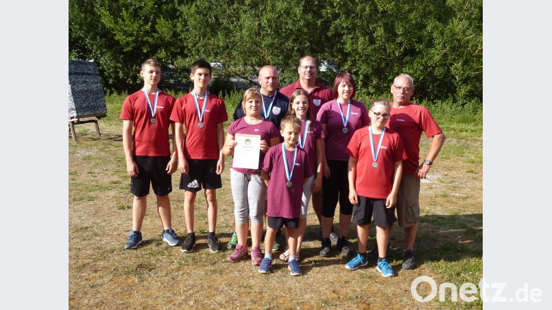 Hervorragende Leistungen erzielen die Bogenschützen wieder bei der Landesmeisterschaft. Vor allem die Nachwuchsarbeit trug erneut gute Früchte: (von links) Tobias Hänel, Paul Müller, Mia Schindler, Rene Schindler, Simon Pfleger, Madita Melzner, Thorsten Höcht, Tabata Melzner, Elias Rupprecht und Hans-Jochen Nentwich. bkr