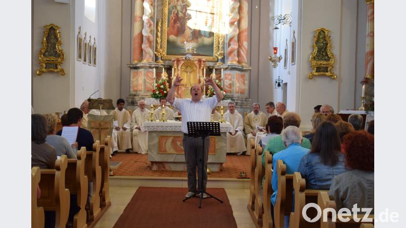 Angesichts der vielen Sängerinnen und Sänger lief der Dekanatskirchenmusiker Michael Koch zur Höchstform auf. bnr
