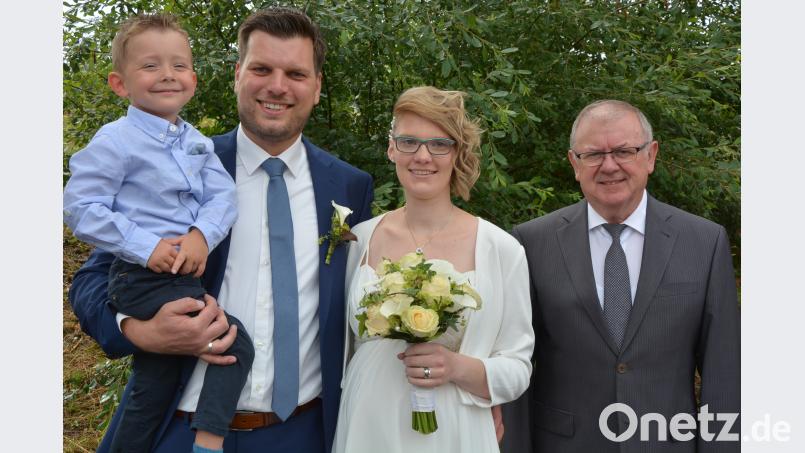 Den Bund der Ehe schlossen am Mittwochvormittag im Rathaus Pechbrunn die Groschlattengrünerin Nicole Fleischer und der Bayreuther Alexander Albert. Die Ringe brachte Maximilian, Patenkind des Bräutigams, die Trauung nahm Bürgermeister Ernst Neumann (rechts) vor. jr