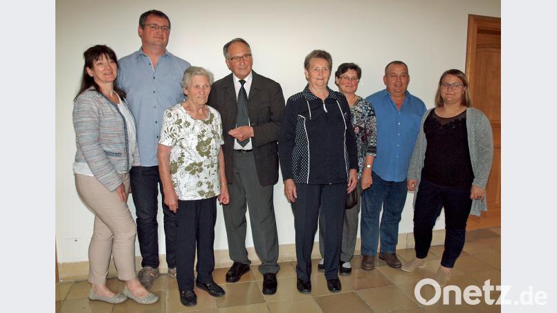 Pater Alois Gassner (Vierter von links) mit Angehörigen von Pater Rudolf Lunkenbein, die mit nach Ensdorf gereist sind. sön