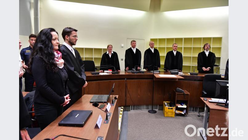 Die Angeklagte Beate Zschäpe steht neben ihrem Anwalt Mathias Grasel vor dem Vorsitzende Richter Manfred Götzl (3.v.r.) und den Vertreter des Staatsschutzsenats Gabriele Feistkorn (l), Peter Lang (2.v.l.) und Konstantin Kuchenbauer (2.v.r). Peter Kneffel/dpa