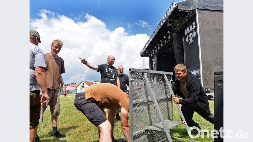Hier geht’s lang: Vermutlich hätte es den Fingerzeig gar nicht gebraucht, denn nach mehreren Jahren G.O.N.D. in Kreuth (seit 2009) ist hier ein eingespieltes Team am Werk. Am Donnerstag war der Aufbau erledigt, jetzt gehört das Festival-Gelände des Reitsportzentrums den 10 000 Open-Air-Besuchern, die diesmal erwartet werden. Kurzentschlossene haben übrigens auch noch eine Chance: Es gibt noch Tickets im Waldhotel Kreuth. Petra Hartl
