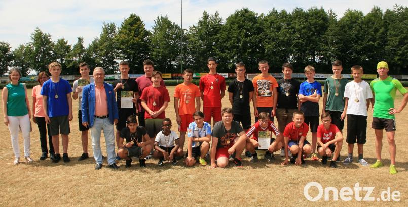 Rund 300 ausgewählte Leichtathleten aus den Schulen des Landkreises zeigten sich in Wiesau erneut bestens in Form. wro