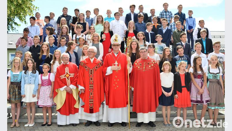Weihbischof Josef Graf (vorne, Mitte) firmte eine große Zahl junger Christen am Samstagmorgen in der Waidhauser Pfarrkirche. Bild: fjo FJO