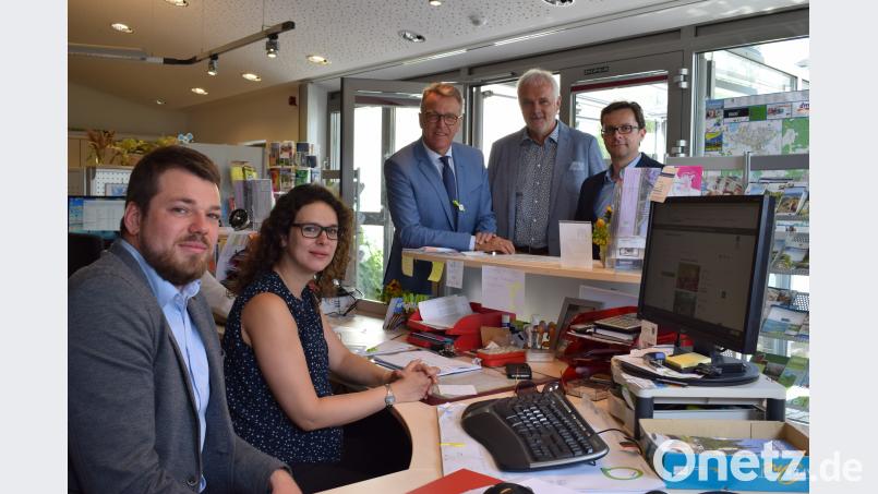 Ludwig Bundscherer (links) ist seit Montag der neue Leiter der Tourist-Info und des Museumsquartiers. Vorgängerin Katrin Demleitner, Bürgermeister Franz Stahl, Kämmerer August Trißl und Markus Bergauer, Leiter der Hauptverwaltung des Rathauses (von links), heißen den 29-Jährigen willkommen. szl