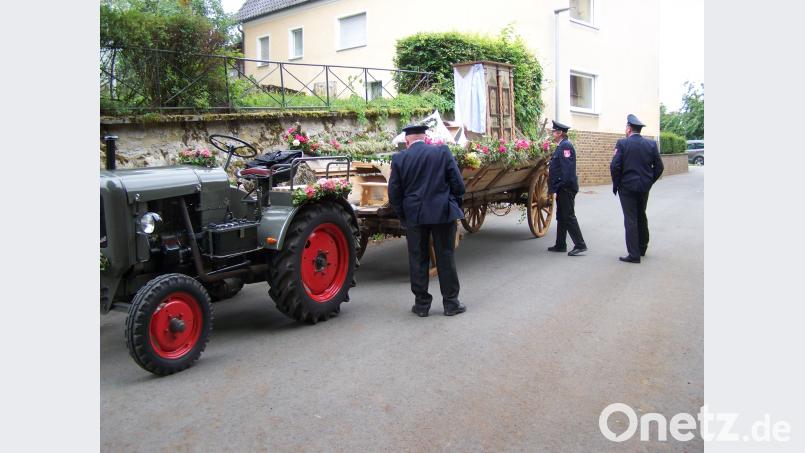 Der Kammerwagen findet großes Interesse bei der Festgemeinde. rrd