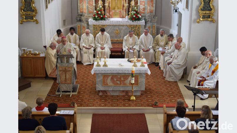 17 Priester des Dekanates Nabburg versammelten sich in der Wallfahrtskirche in Söllitz um den Altar. Bischof Hubert Bucher verkündete das Wort Gottes. bnr
