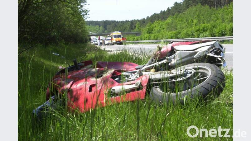 Diese Bilder werden seltener. Die Zahl der Motorradunfälle ging 2017 zurück ebenso die Zahl der Verletzten und Toten. NT-Archiv