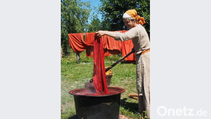 Färberin Susan Sümer aus München zeigt, wie die Slawen Stoffe gefärbt haben. Harald Mohr