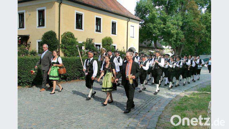 Am Wochenende steigt das achte Friedenfelser Bürgerfest. Bürgermeister Gottfried Härtl (vorne links) und sein Amtskollege Hermann Manahl aus der österreichischen Partnergemeinde Raggal (vorne rechts) werden das Großereignis am Samstag mit dem Bieranstich offiziell eröffnen. Mit dabei ist am Sonntag der Musikverein „Fraßenecho“ aus Raggal (hinten). bsc