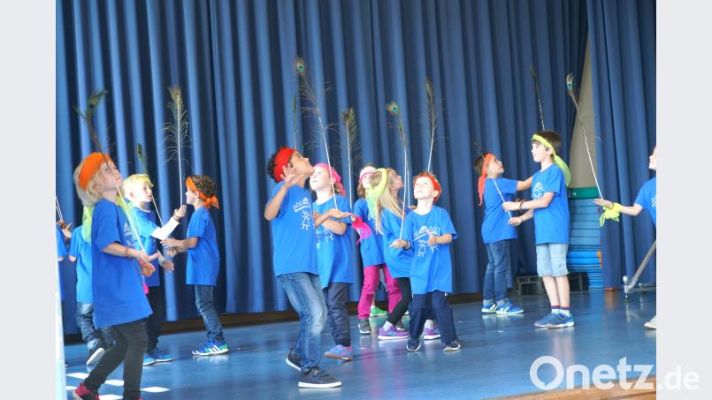 Keine einfache Übung: Los Balanceiros balancieren Federn. fvo