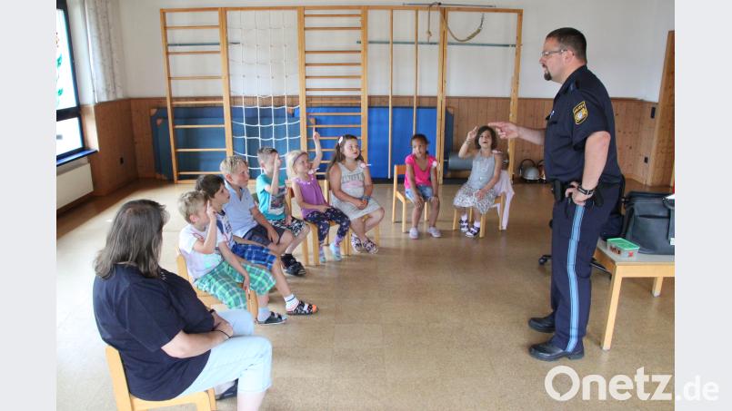 Polizeihauptmeister Carsten Landgraf bei der Verkehrserziehung im Kindergarten Krummennaab. den