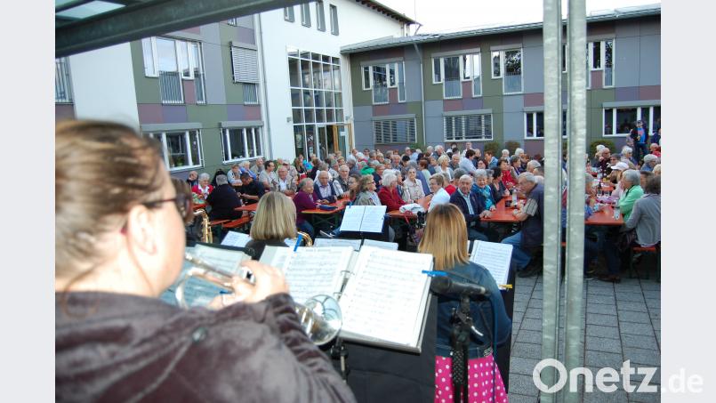Die Damen-Big-Band aus Waidhaus begeistert die Zuhörer bei der Serenade. Schmola, Werner