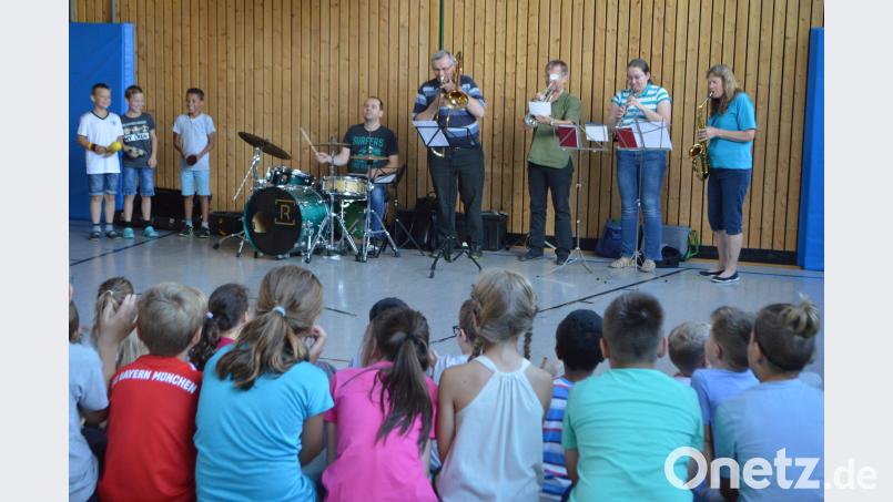 Die Lehrercombo spielt abschließend für die Kinder ein Happy-Marching-Medley und animiert zum Mitklatschen. myd