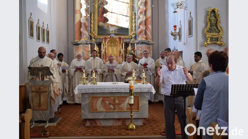 Bischof Hubert Bucher feierte zusammen mit den Priestern des Dekanates Nabburg des Abschluss des Dekanatstages. Die musikalische Gestaltung lag in den Händen von Dekanatskirchenmusiker Michael Koch. bnr