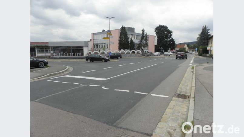 Hier an der Einmündung der Neunburger Straße (links) in die Oberviechtacher Straße (Vordergrund) sollte ein Kreisverkehrsplatz entstehen. Doch darauf möchte das Staatliche Bauamt nun verzichten, um die Rahmenplantrasse leichter durchsetzen zu können. Bild: Amann