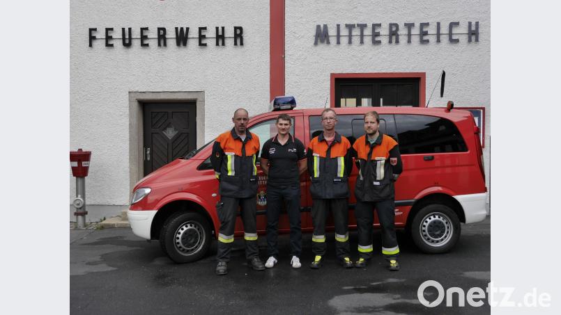 Michael Scharnagl (Zweiter von links) ist stets willkommen bei der Feuerwehr Mitterteich. Zu seinen ehemaligen Kollegen sowie zu Kommandant Franz Bauernfeind (ganz links), dem 2. Kommandanten Günther Sommer (Zweiter von rechts) und zum Vorsitzenden Christian Grillmeier pflegt er noch guten Kontakt. EBR