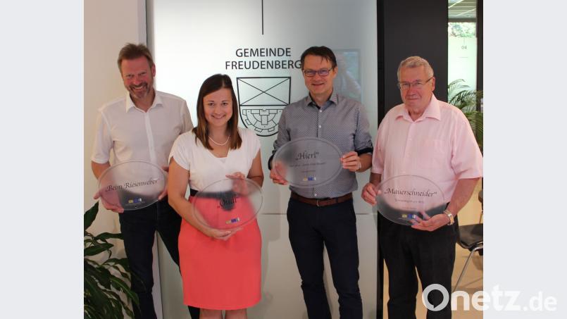 Präsentieren die Schilder (von links): Bürgermeister Alwin Märkl, Veronika Schmalzl (LAG Regionalentwicklung Amberg-Sulzbach) sowie die Heimatpfleger Uli Piehler und Alfred Schorner. GRI