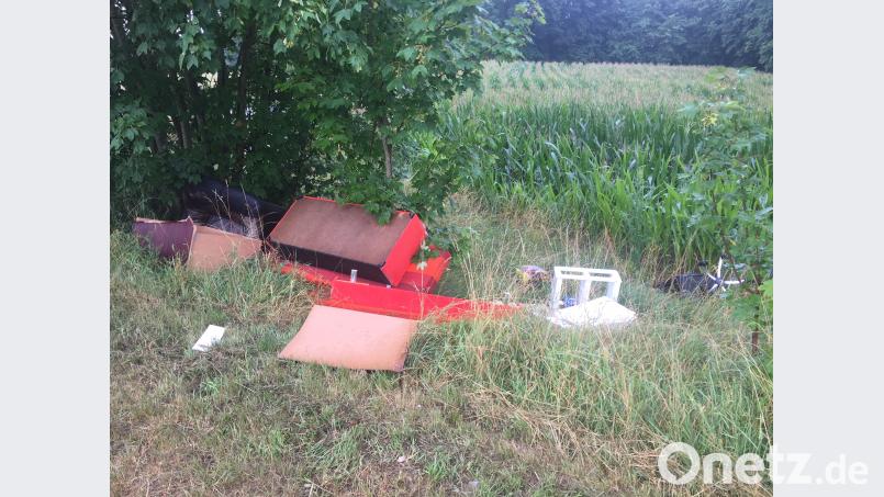 Die rote Couch, Beistelltische und Sessel landeten neben einem Maisacker. Andreas Royer
