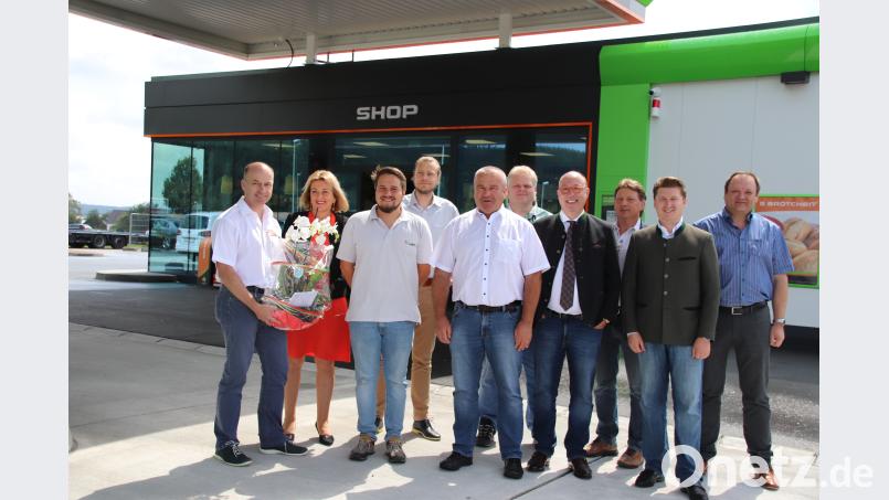 Mit einem modernen Shop (im Hintergrund) und einer Autowaschanlage punktet die neue Tankstelle in Schmidgaden. Vorne in der Mitte Bürgermeister Josef Deichl. Dobler