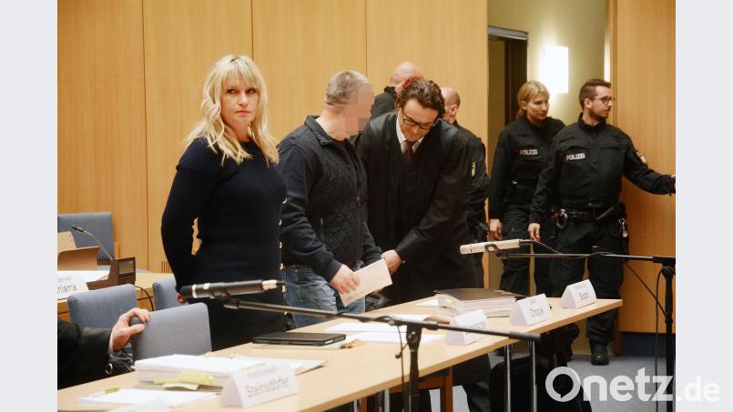 Viktor C. steht im Mittelpunkt des Prozesses nach dem Überfall in Grafenwöhr: Er soll einer der Männer gewesen sein, die ein Seniorenpaar nachts überfallen, gefesselt und ausgeraubt haben. Rechts Verteidiger Jörg Sodan. Schönberger, Gabi [GSB] (Gabi@zeitung.org)