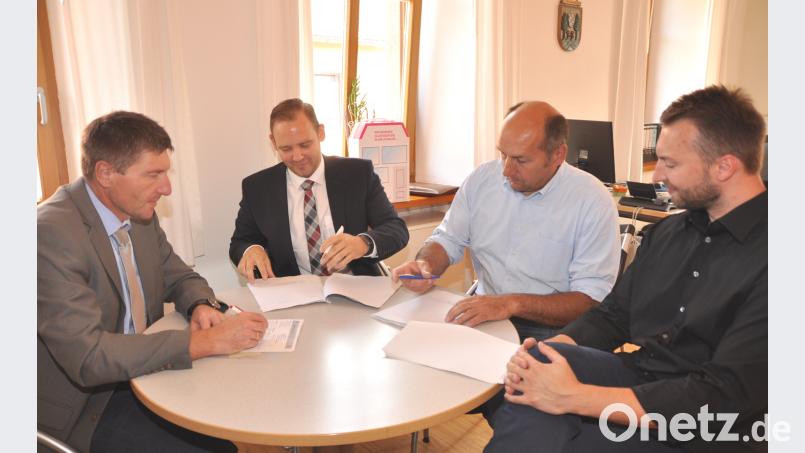 Der Intenetausbau für weitere Ortsteile in der Gemeinde ist unter Dach und Fach. Den Vertrag besiegeln (von links): Josef Markl und Enrico Delfino von der Deutschen Telekom, Bürgermeister Max Völkl und Geschäftsleitender Beamter Marc Rupprecht. es