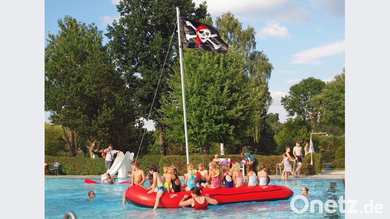 Hier tummelten sich immer viele kleine Seeräuber: Der Renner für die Kinder beim Aqua-Sommer-Fun im Freibad Rieden war das große Piratenschiff – natürlich mit Piratenflagge. sön