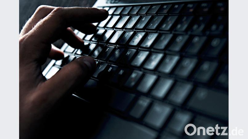 Ein Mann tippt auf einer Laptoptastatur. Nicolas Armer/dpa