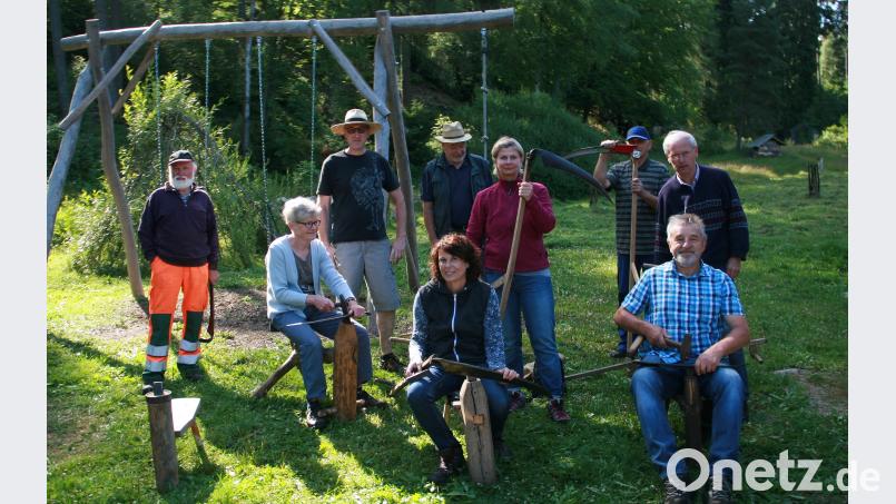 Dengeln ist nicht nur Hämmern, dazu gehört auch viel Geschick, wie die Teilnehmer nach dem Lehrgang am Mähgerät feststellen konnten. wro