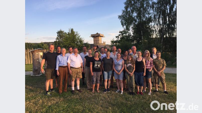 Studenten der Karlsuniversität Prag absolvieren im ArchaeoCentrum Bayern-Böhmen in Bärnau eine Praxisausbildung in experimenteller Archäologie. Bürgermeister Alfred Stier, der Vorsitzende des Vereins Via Carolina – Goldene Straße e.V. Alfred Wolf, wissenschaftlicher Leiter Stefan Wolters, Mitarbeiter und Verein begrüßten die Gäste. awo