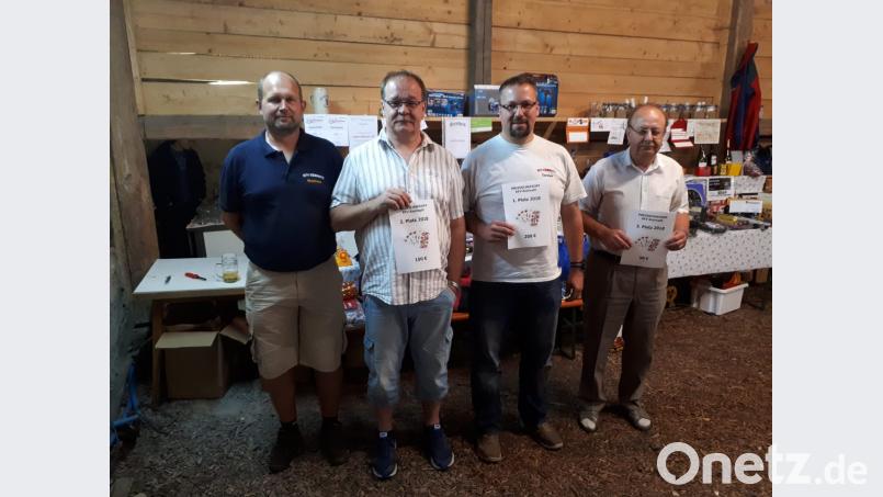 Matthias Völkl vom Organisations-Team gratuliert Thomas Felbinger, Carsten Landgraf und Heinz Seidel (von links) zu ihren Geldgewinnen. ak