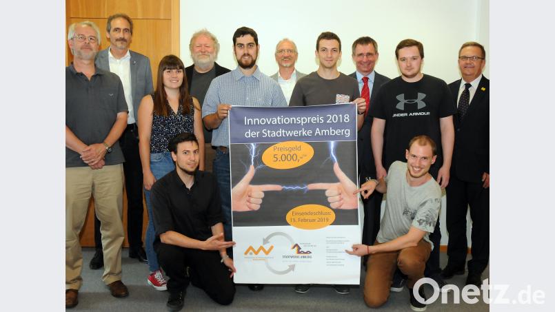 Jury und Preisträger rufen alle OTH-Studenten zum Mitmachen beim Innovations-Wettbewerb im kommenden Jahr auf (hinten von links): Jury-Mitglieder Professor Stefan Beer und Martin Malitzke von den Stadtwerken, Preisträgerin Sophie Scharpe, OTH-Kanzler Ludwig von Stern, Preisträger Andreas Mark, Jury-Mitglied Professor Magnus Jaeger, Preisträger Nico Giesen, Stadtwerke-Geschäftsführer Stephan Prechtl, Preisträger Andreas Kraus, Bürgermeister Martin Preuß sowie (vorne kniend) die Preisträger Maximilian Spieß und Sven Mindel. Stephan Huber