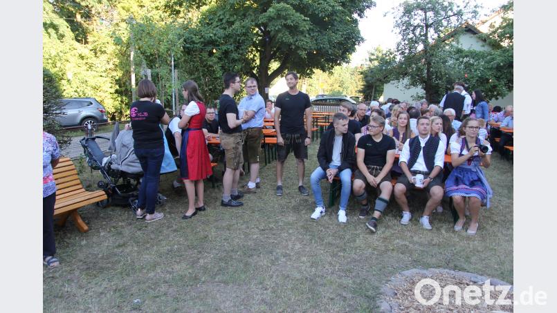 Alle sind schon in froher Erwartung auf den Bieranstich. ral