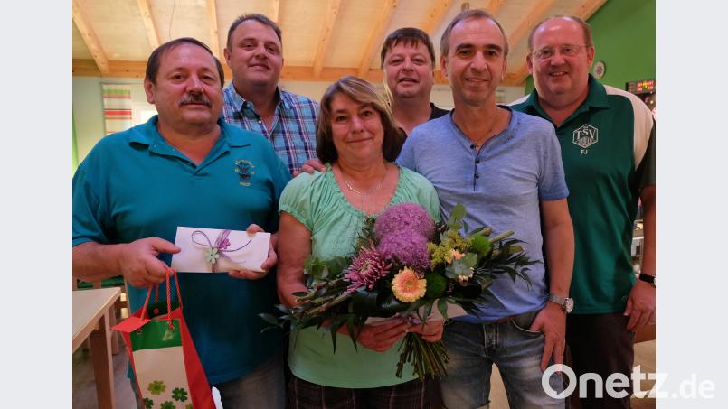 Das Ehepaar Inge und Max Braun (links) führten das TSV Sportheim Stulln siebeneinhalb Jahre als Pächter. Hauptvereinsvorsitzender Andreas Hanff (hinten Mitte), Stellvertreter Kurt Nachtmann (Zweiter von rechts) sowie Franz Jauernig (rechts) für die Abteilung Fußball und Stefan Schmal (Zweiter von links) bedankten sich das Engagement und die schöne Zeit. ohr
