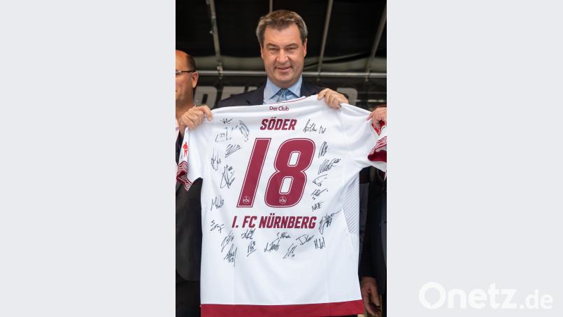 Markus Söder mit einem Trikot des 1. FC Nürnberg Daniel Karmann, doa