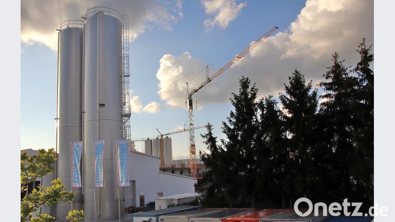 Kräne geben auf dem Gelände der Milchwerke den Ton an. Immer wieder muss sich der Bauausschuss des Marktrates mit Bauanträgen der Molkerei beschäftigen. Manchmal liegen die Anträge aber erst vor, wenn die Bauwerke schon stehen. Dobler