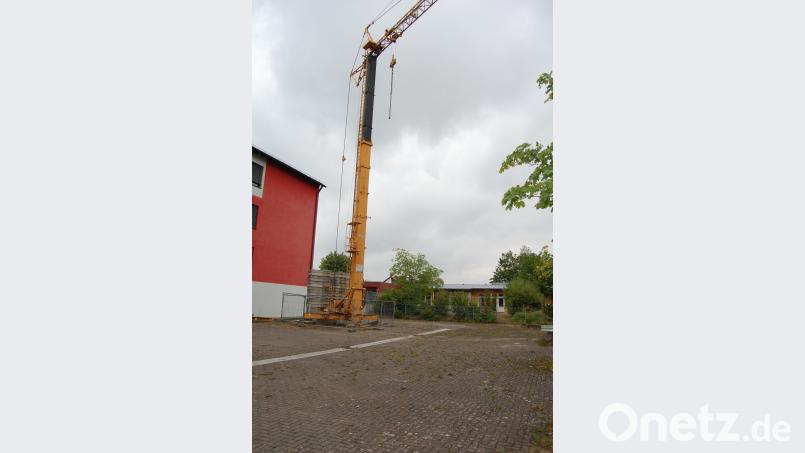 Eine weitere Kinderkrippe wird direkt bei der Mittelschule (links) und beim Kindergarten Regenbogenland (rechts im Hintergrund) gebaut. Schmola, Werner
